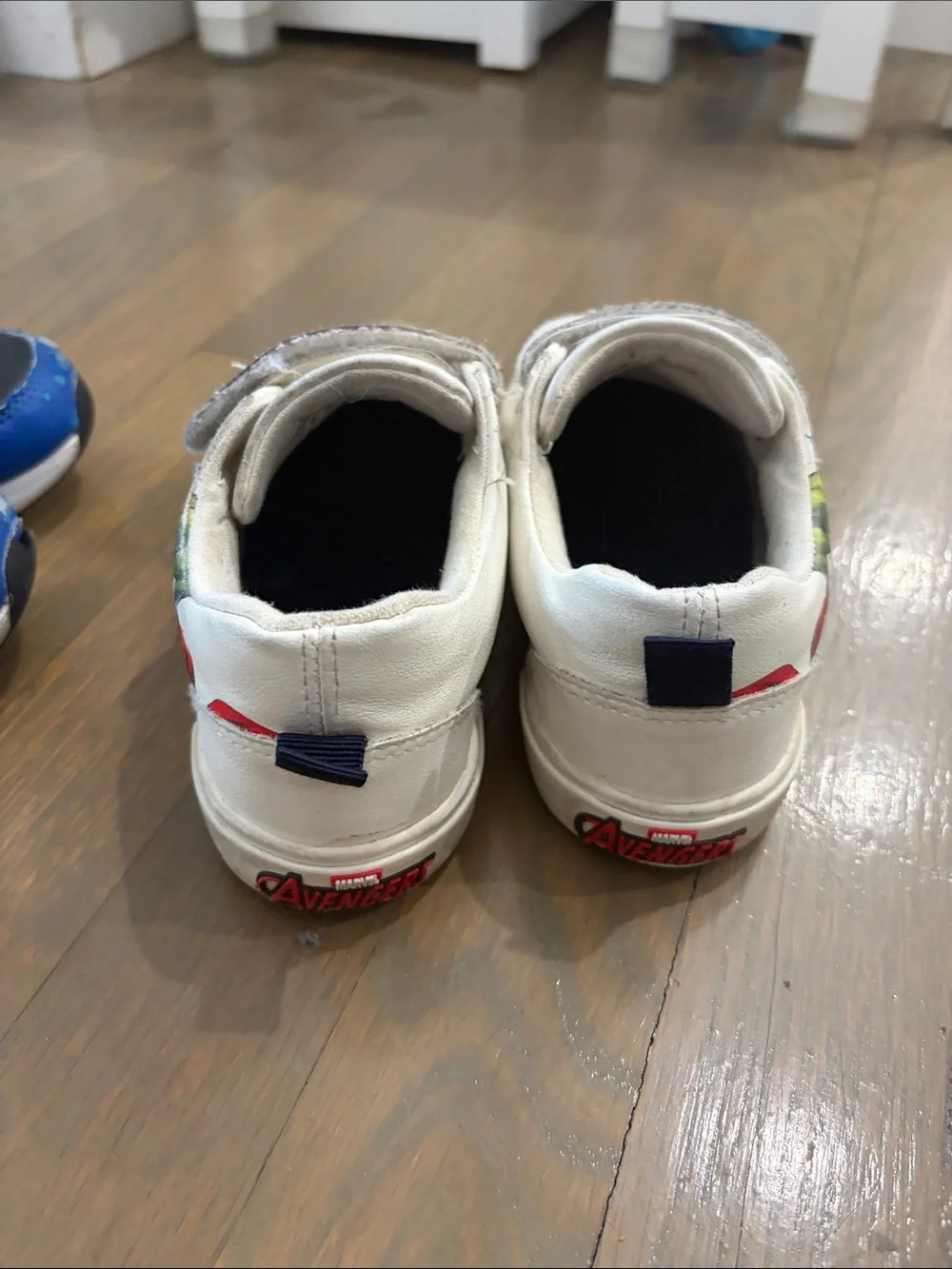 Boys 11 Marvel Spider-Man light up & avengers Sneakers guc